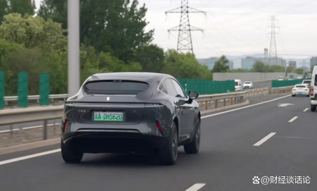 智能驾驶大比拼，阿维塔11和智己LS7谁的智能更出彩？（阿维塔首款车型e11）