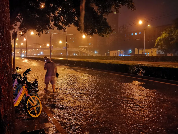 “北京暴雨”持续刷屏，网友：比依萍借钱那天的雨还大？（北京暴雨强度公式最新）