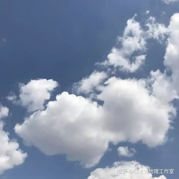 傍晚五六点的时候看见东方有一朵非常亮的云是怎么回事？（傍晚能看到金星吗）