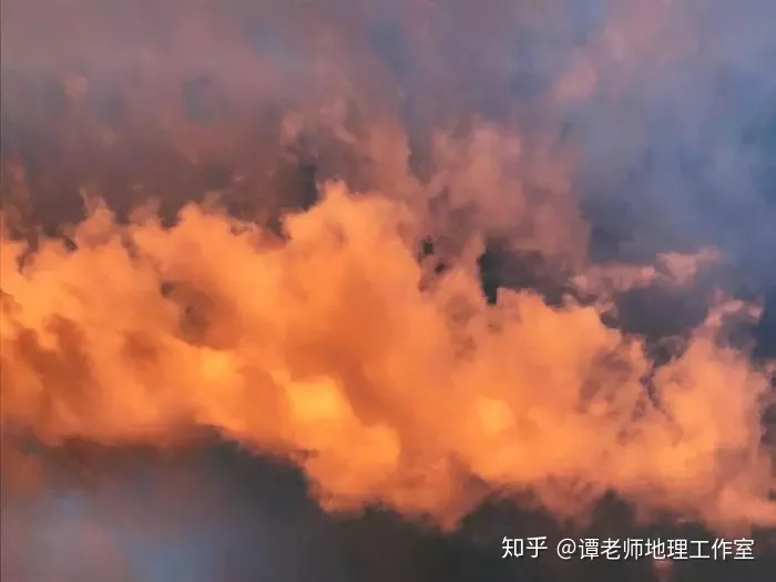 傍晚五六点的时候看见东方有一朵非常亮的云是怎么回事？（傍晚能看到金星吗）