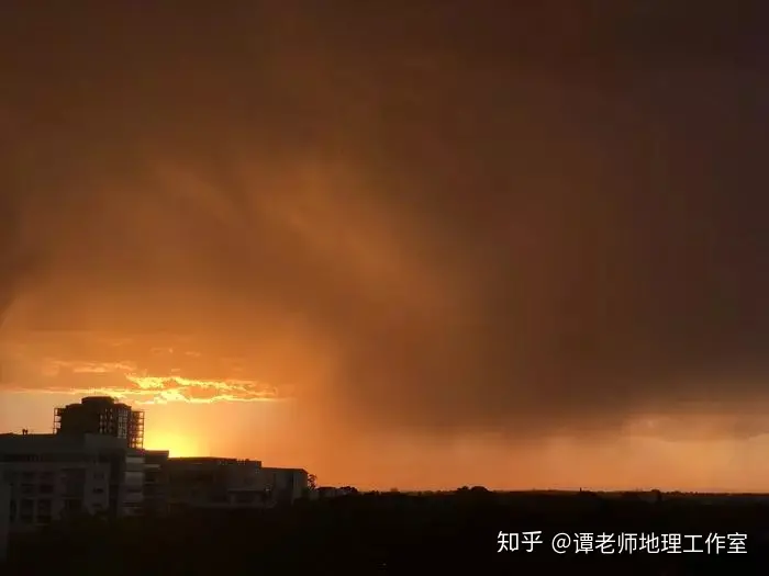 傍晚五六点的时候看见东方有一朵非常亮的云是怎么回事？（傍晚能看到金星吗）