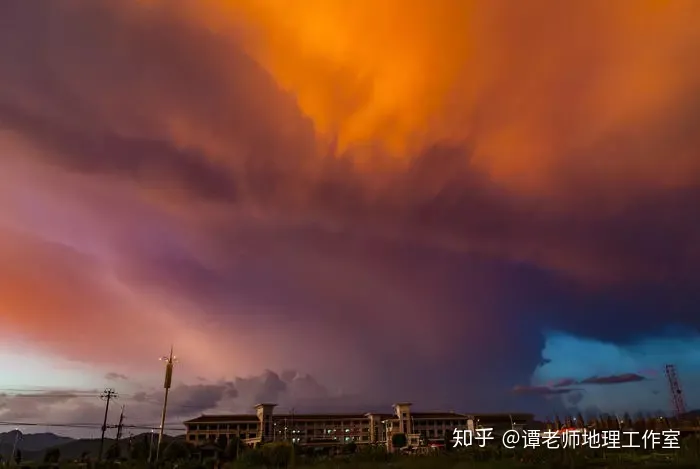 傍晚五六点的时候看见东方有一朵非常亮的云是怎么回事？（傍晚能看到金星吗）