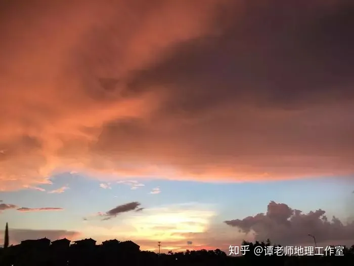 傍晚五六点的时候看见东方有一朵非常亮的云是怎么回事？（傍晚能看到金星吗）