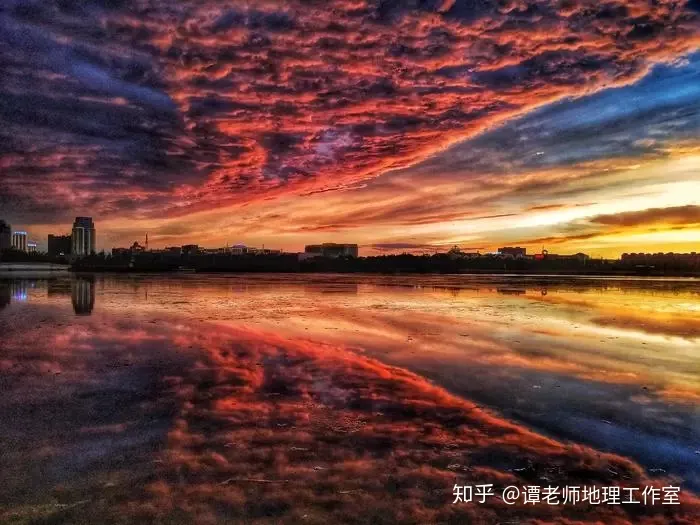 傍晚五六点的时候看见东方有一朵非常亮的云是怎么回事？（傍晚能看到金星吗）