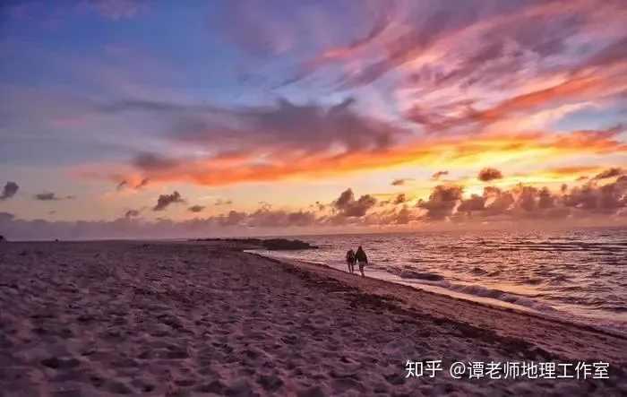 傍晚五六点的时候看见东方有一朵非常亮的云是怎么回事？（傍晚能看到金星吗）