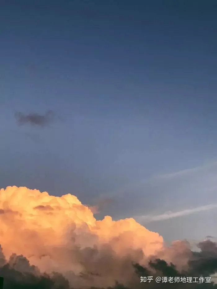 傍晚五六点的时候看见东方有一朵非常亮的云是怎么回事？（傍晚能看到金星吗）