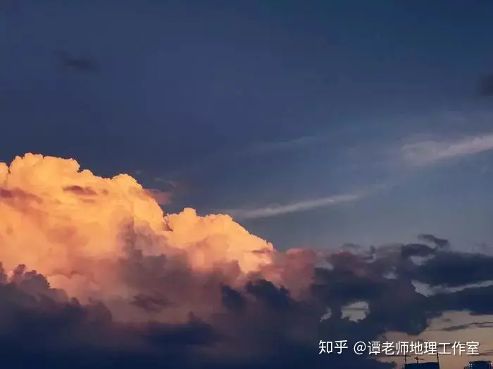 傍晚五六点的时候看见东方有一朵非常亮的云是怎么回事？（傍晚能看到金星吗）