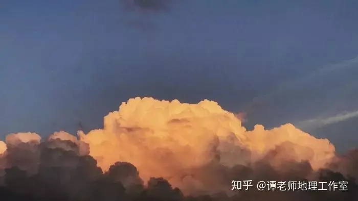 傍晚五六点的时候看见东方有一朵非常亮的云是怎么回事？（傍晚能看到金星吗）