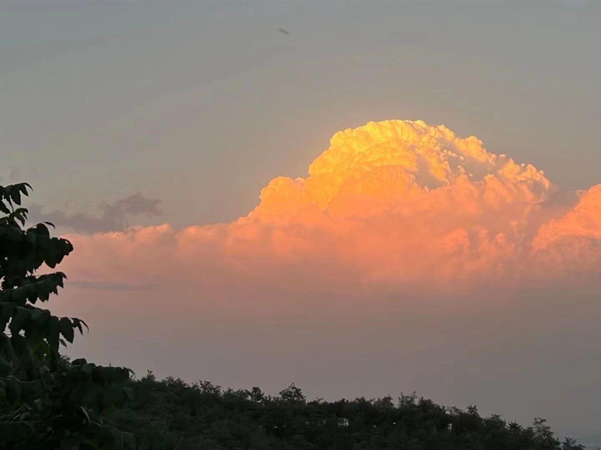 绝美橘色云朵刷屏北京人朋友圈，专家：常伴冰雹大风的积雨云（橙色的云叫什么）