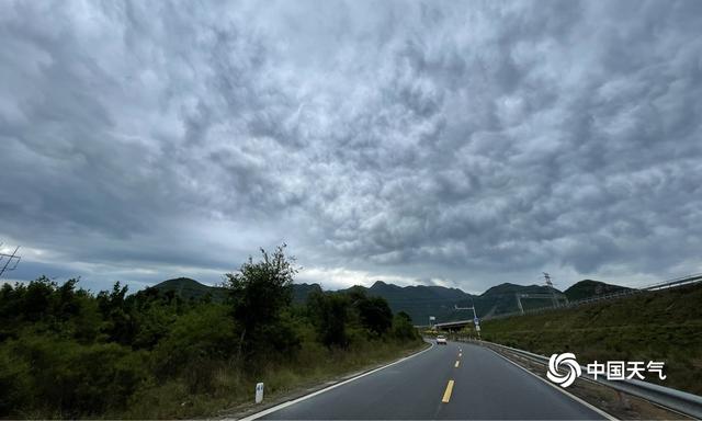 受雷雨云团影响 今晨北京昌平天空乌云翻滚（北京今天早上天空出现奇观）