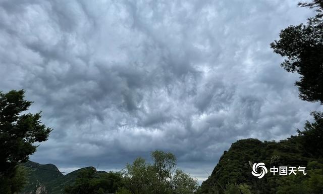 受雷雨云团影响 今晨北京昌平天空乌云翻滚（北京今天早上天空出现奇观）
