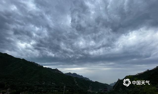 受雷雨云团影响 今晨北京昌平天空乌云翻滚（北京今天早上天空出现奇观）