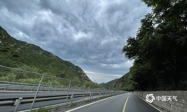 受雷雨云团影响 今晨北京昌平天空乌云翻滚（北京今天早上天空出现奇观）