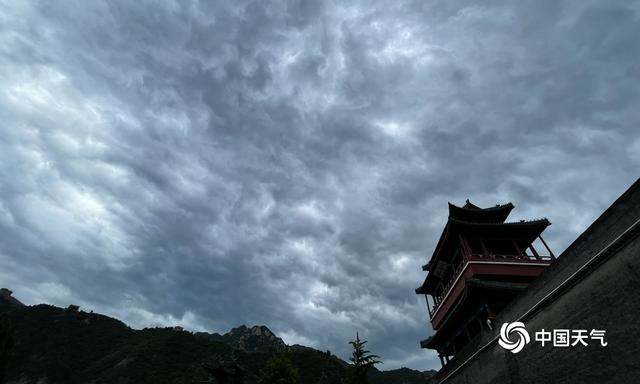 受雷雨云团影响 今晨北京昌平天空乌云翻滚（北京今天早上天空出现奇观）