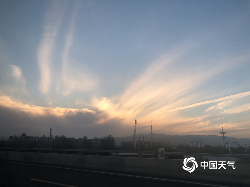 北京天空出现迤逦云霞 宛如巨大凤尾（帮我找几个古风电视剧）