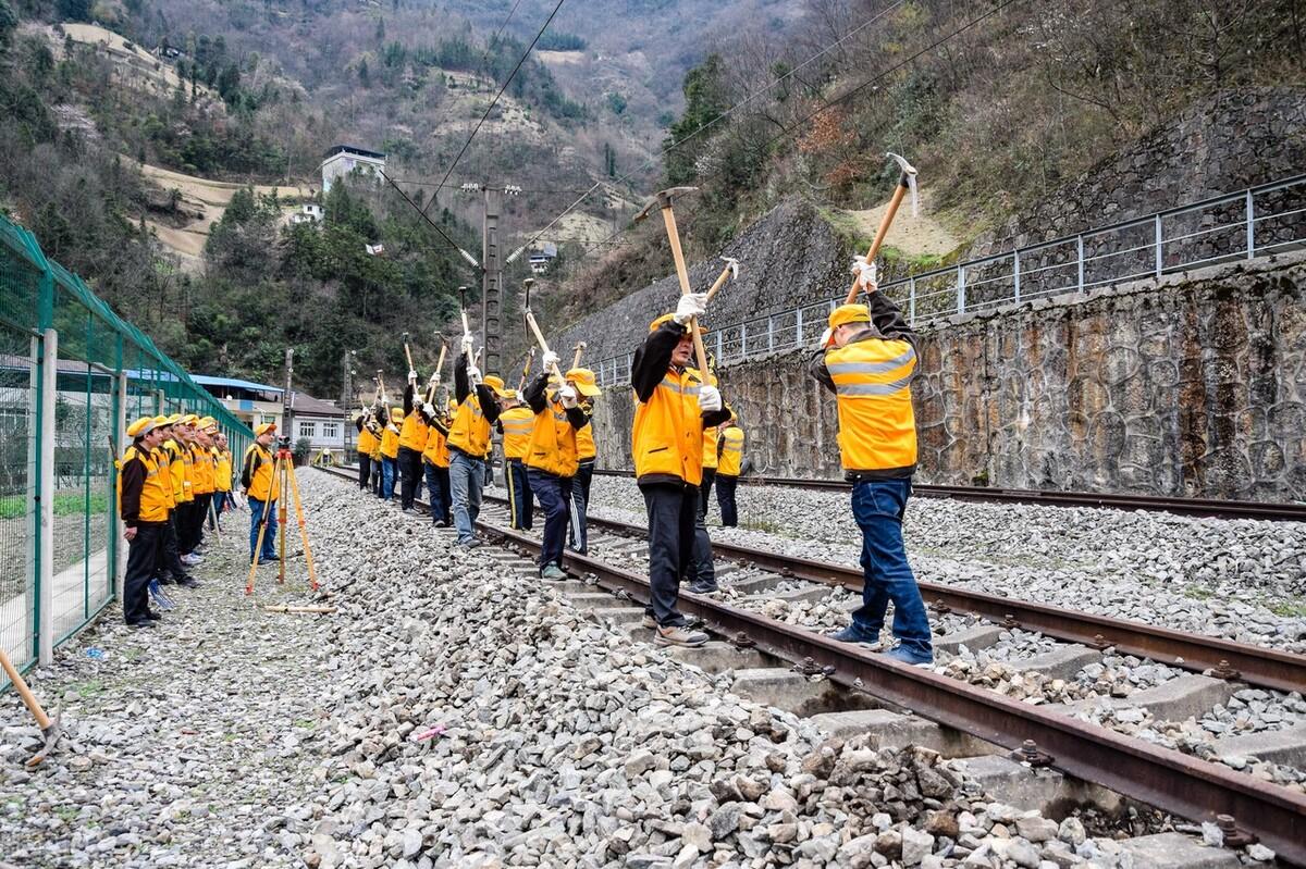 4月起，铁路局春招开启，满足3个条件能够报考！（铁路局春招去学校招吗）