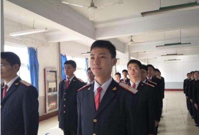 2022年的毕业生有福了，中国铁路公开招聘，但是对学历有要求（中国铁路招聘专业）