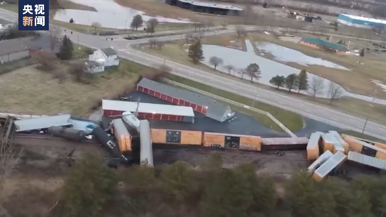 两年内五起大事故 美国“毒火车”运营公司被查（美国一火车与汽车相撞致1死1伤）