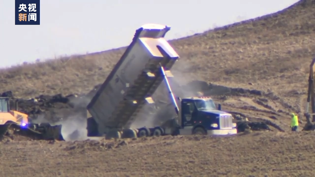 两年内五起大事故 美国“毒火车”运营公司被查（美国一火车与汽车相撞致1死1伤）