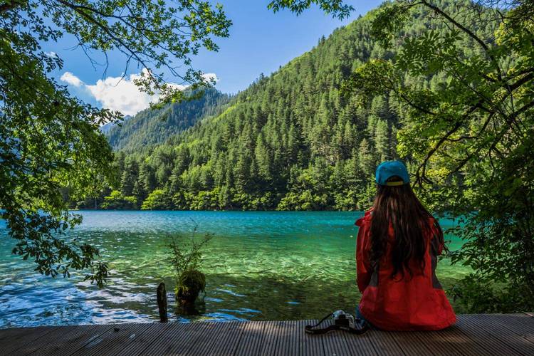 到四川九寨沟旅游三天大概花多少钱？四川九寨沟旅游方案三天两夜（去四川九寨沟门票价格）