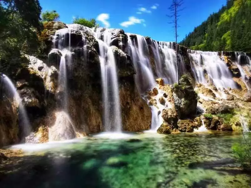 今年游客突破100万人次 九寨沟景区旅游气氛“超燃”（九寨沟旅游人数统计）