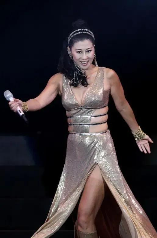 叶倩文舞台上穿绑带装勒出三层肉，61岁的她就这样败光了女神形象(叶倩文cha)