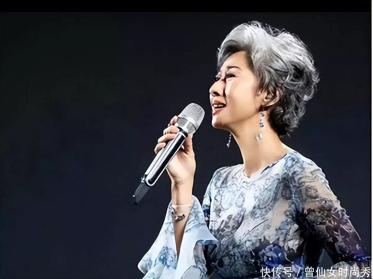 “戴着假发的的少女”叶倩文：61岁穿衣不扮嫩，满头白发更迷人(叶倩文短头发照片)