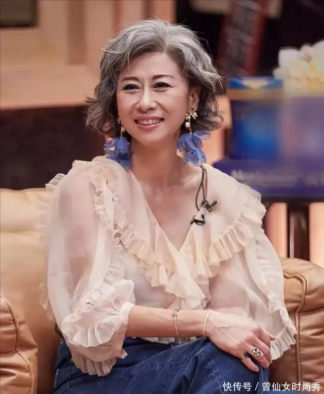 “戴着假发的的少女”叶倩文：61岁穿衣不扮嫩，满头白发更迷人(叶倩文短头发照片)
