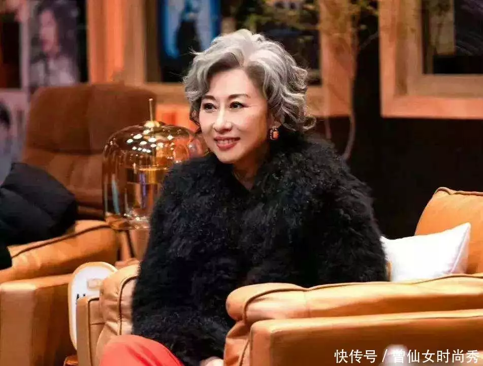 “戴着假发的的少女”叶倩文：61岁穿衣不扮嫩，满头白发更迷人(叶倩文短头发照片)