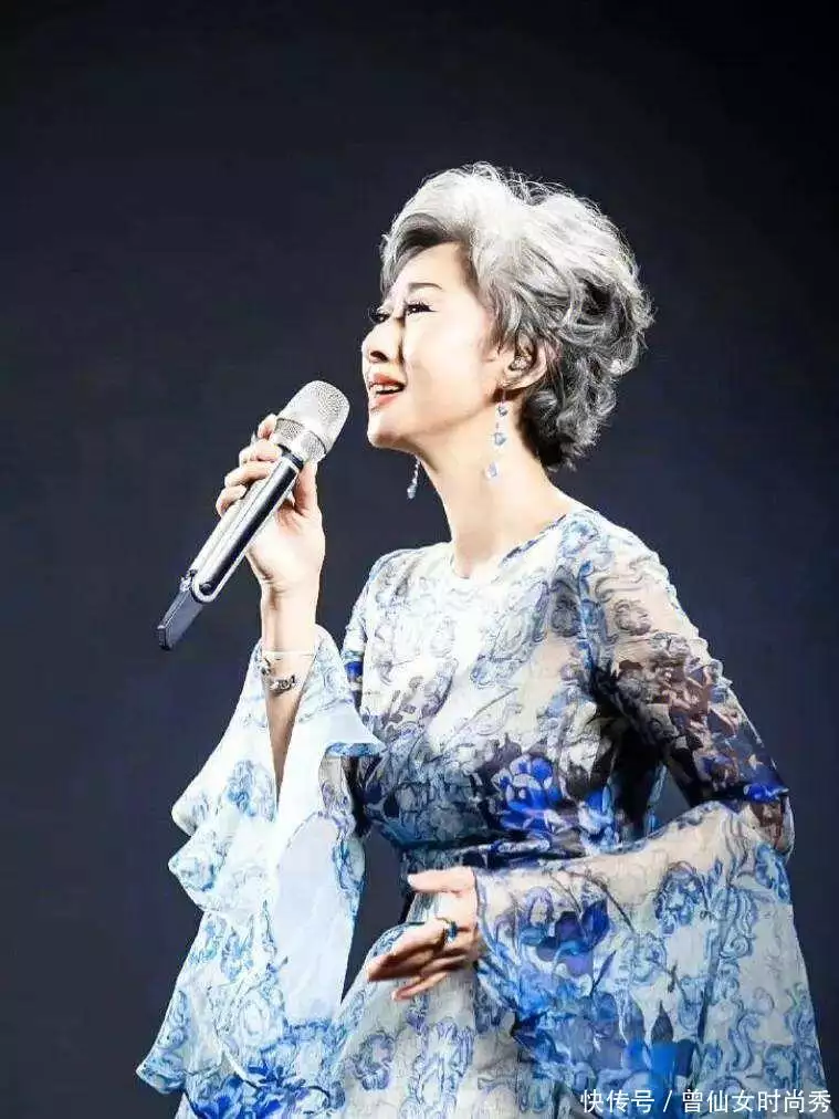 “戴着假发的的少女”叶倩文：61岁穿衣不扮嫩，满头白发更迷人(叶倩文短头发照片)
