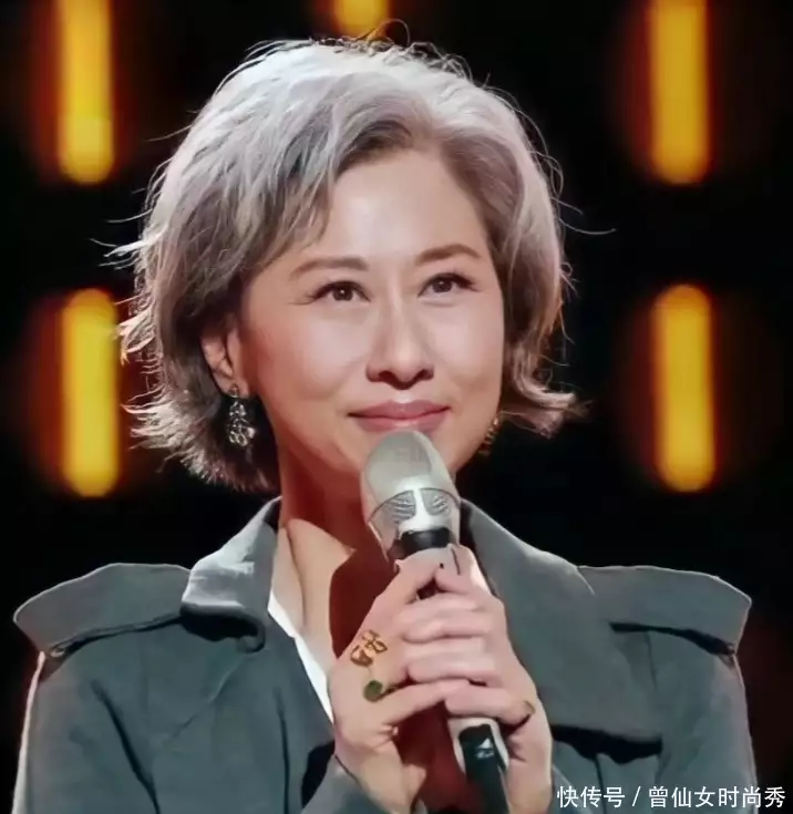 “戴着假发的的少女”叶倩文：61岁穿衣不扮嫩，满头白发更迷人(叶倩文短头发照片)