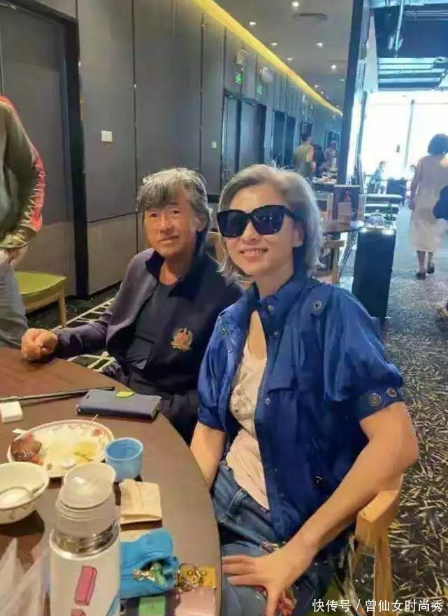 “戴着假发的的少女”叶倩文：61岁穿衣不扮嫩，满头白发更迷人(叶倩文短头发照片)