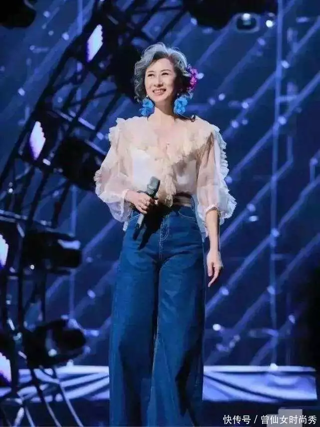 “戴着假发的的少女”叶倩文：61岁穿衣不扮嫩，满头白发更迷人(叶倩文短头发照片)