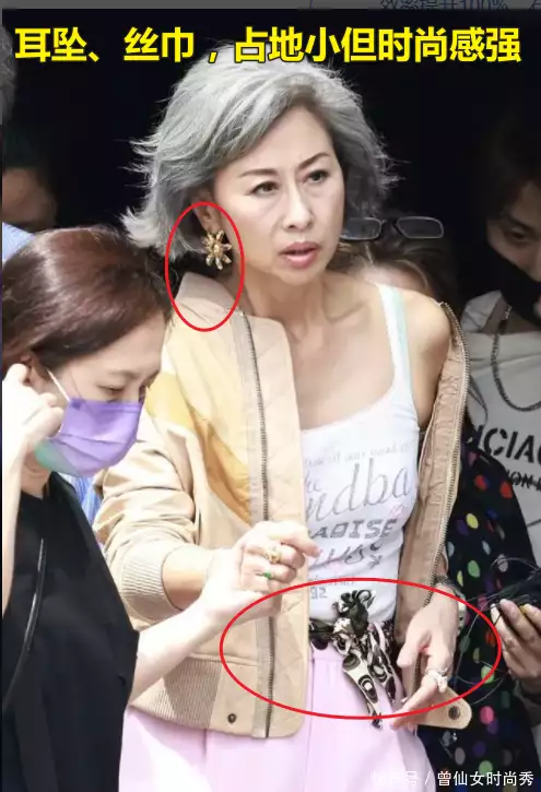 “戴着假发的的少女”叶倩文：61岁穿衣不扮嫩，满头白发更迷人(叶倩文短头发照片)