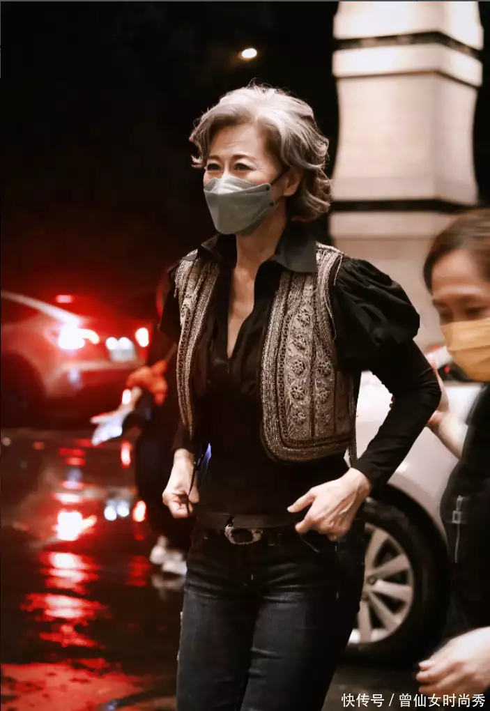 “戴着假发的的少女”叶倩文：61岁穿衣不扮嫩，满头白发更迷人(叶倩文短头发照片)