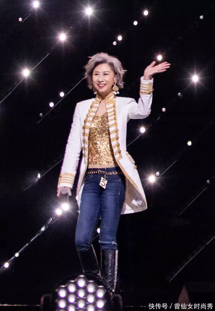 “戴着假发的的少女”叶倩文：61岁穿衣不扮嫩，满头白发更迷人(叶倩文短头发照片)