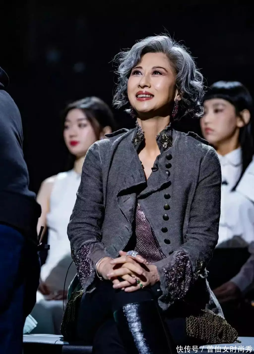 “戴着假发的的少女”叶倩文：61岁穿衣不扮嫩，满头白发更迷人(叶倩文短头发照片)