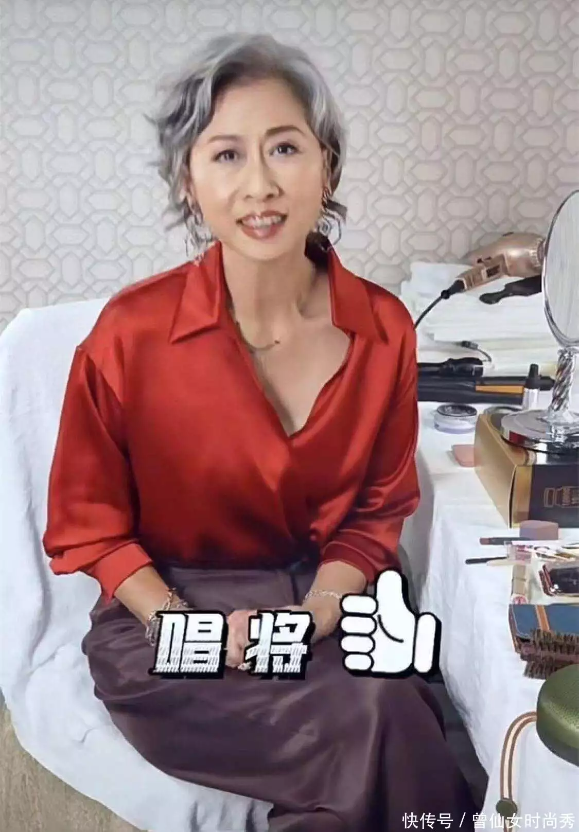 “戴着假发的的少女”叶倩文：61岁穿衣不扮嫩，满头白发更迷人(叶倩文短头发照片)