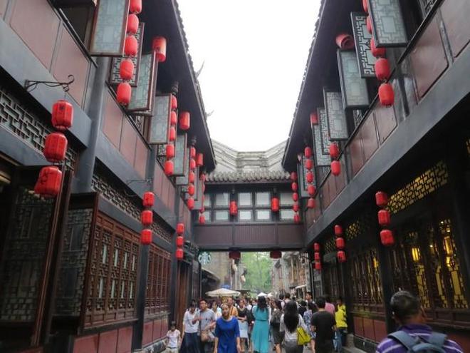 一个人去成都玩要多少钱,玩一趟九寨沟黄龙7天参团报价，人均1300（一个人去成都旅游需要多少钱）