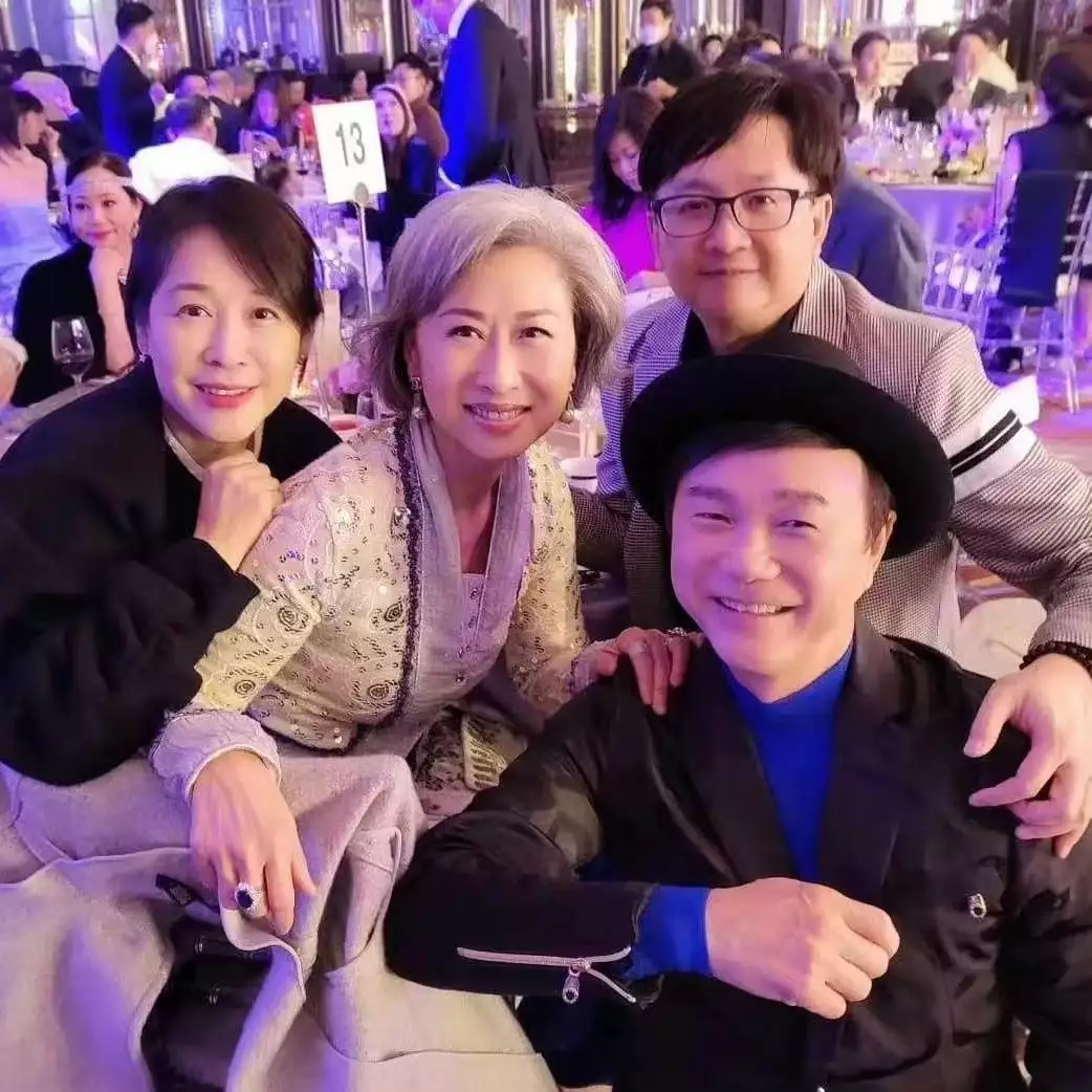 叶倩文现身婚礼，满头银发却很有活力，老艺术家气质太浓(叶倩文结婚多少年)