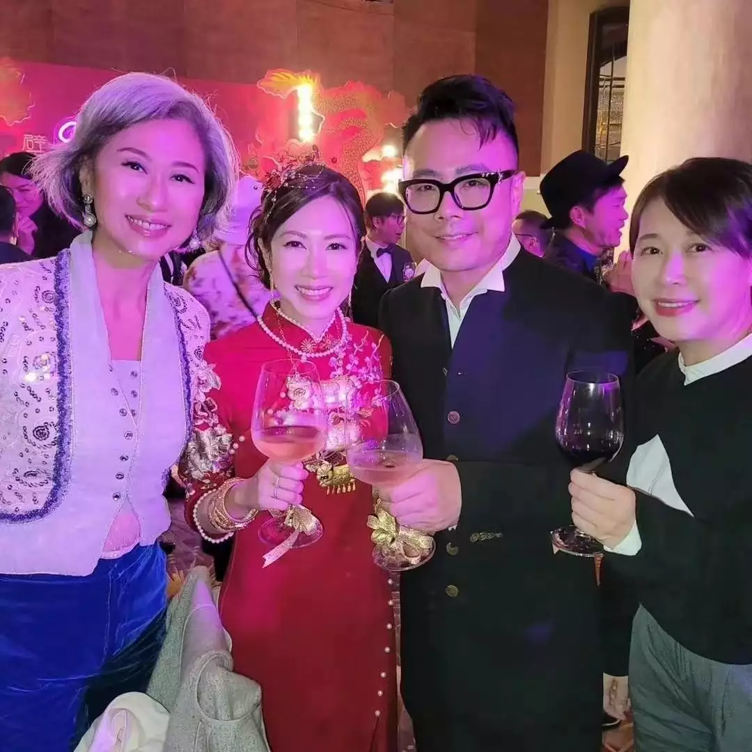 叶倩文现身婚礼，满头银发却很有活力，老艺术家气质太浓(叶倩文结婚多少年)