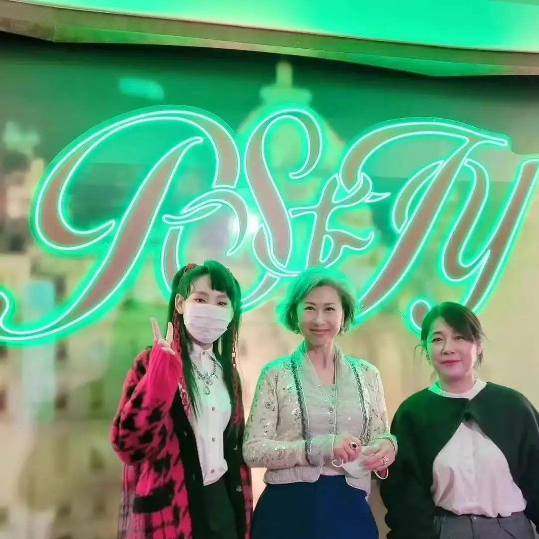 叶倩文现身婚礼，满头银发却很有活力，老艺术家气质太浓(叶倩文结婚多少年)