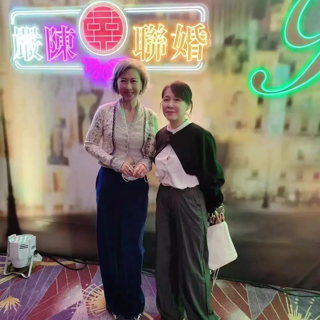 叶倩文现身婚礼，满头银发却很有活力，老艺术家气质太浓(叶倩文结婚多少年)