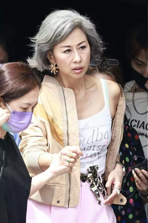 叶倩文现身婚礼，满头银发却很有活力，老艺术家气质太浓(叶倩文结婚多少年)