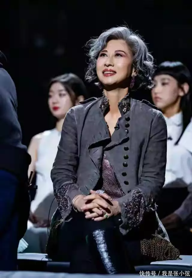 叶倩文才是优雅老去的代表：穿搭不扮嫩不显老，白发不染更显从容(叶倩文和林子祥是怎么走到一起的)