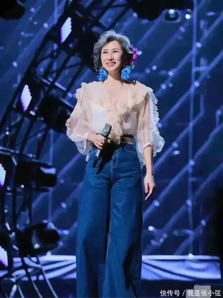 叶倩文才是优雅老去的代表：穿搭不扮嫩不显老，白发不染更显从容(叶倩文和林子祥是怎么走到一起的)