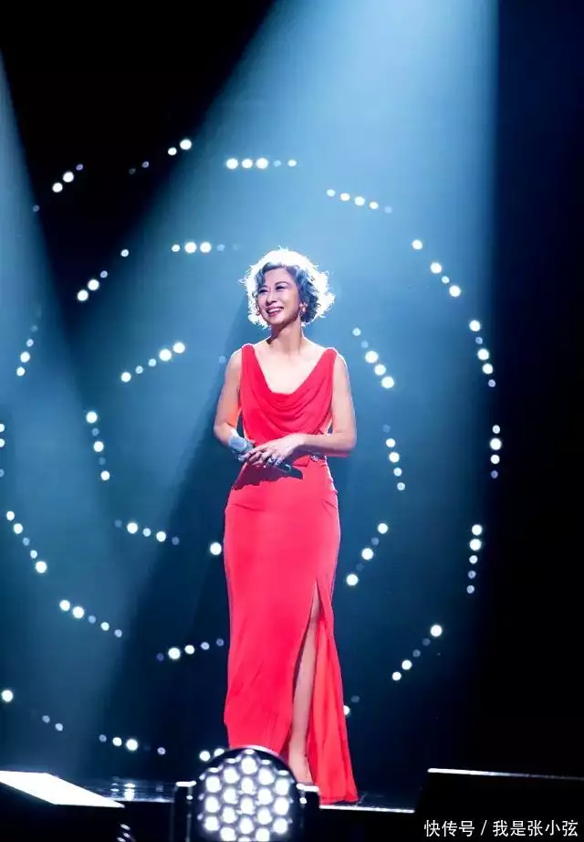 叶倩文才是优雅老去的代表：穿搭不扮嫩不显老，白发不染更显从容(叶倩文和林子祥是怎么走到一起的)