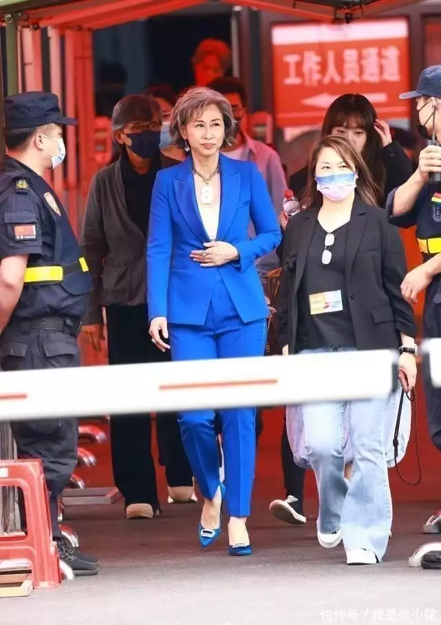 叶倩文才是优雅老去的代表：穿搭不扮嫩不显老，白发不染更显从容(叶倩文和林子祥是怎么走到一起的)