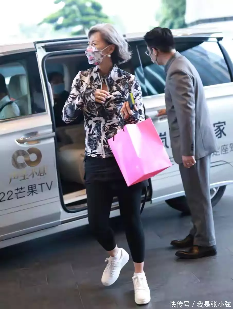 叶倩文才是优雅老去的代表：穿搭不扮嫩不显老，白发不染更显从容(叶倩文和林子祥是怎么走到一起的)