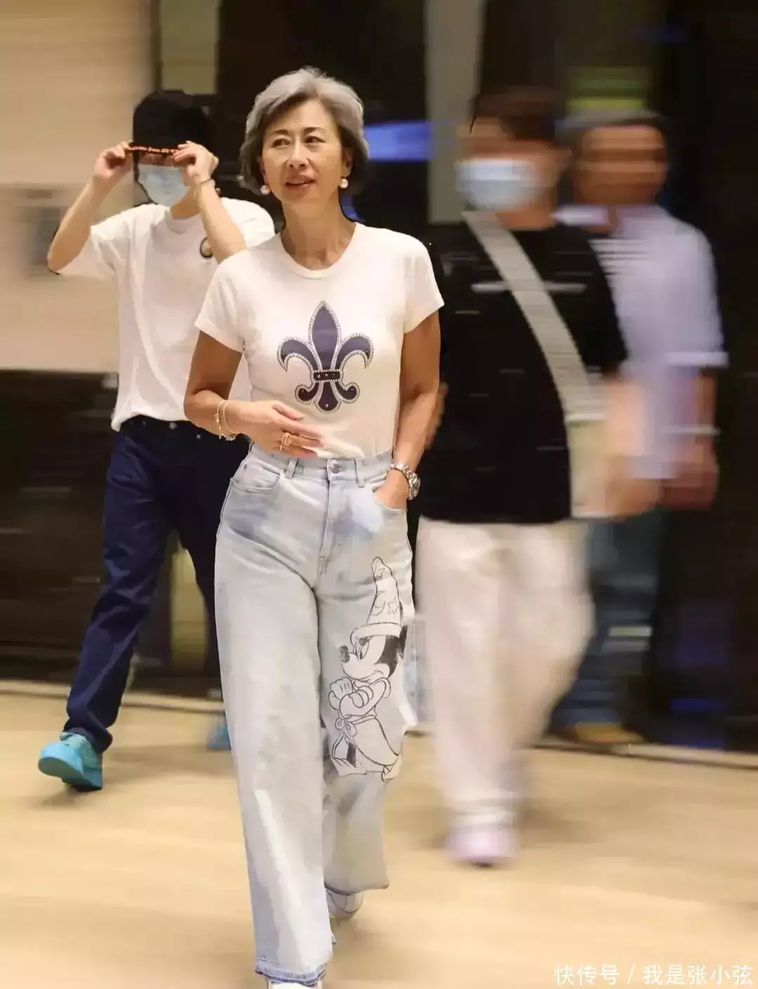 叶倩文才是优雅老去的代表：穿搭不扮嫩不显老，白发不染更显从容(叶倩文和林子祥是怎么走到一起的)